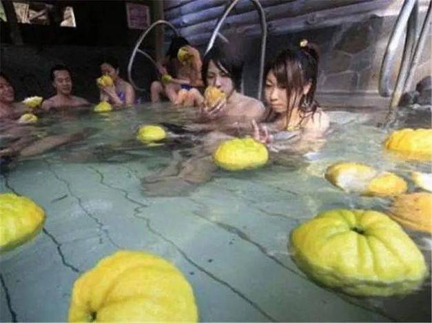 一边亲一边摸一边脱一边舔的相关介绍