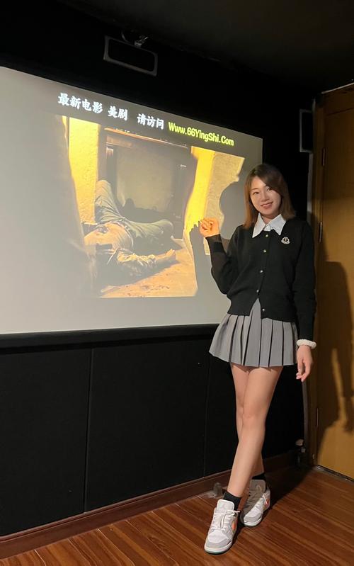 操美女老师的视频的相关介绍